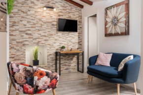 Relax in 2 bedroom app in old town w/AC and WIFI